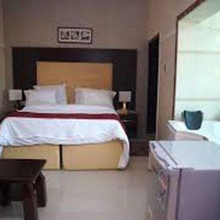 Room In Lodge - Hampton Towers Spa Asaba Bagian luar foto
