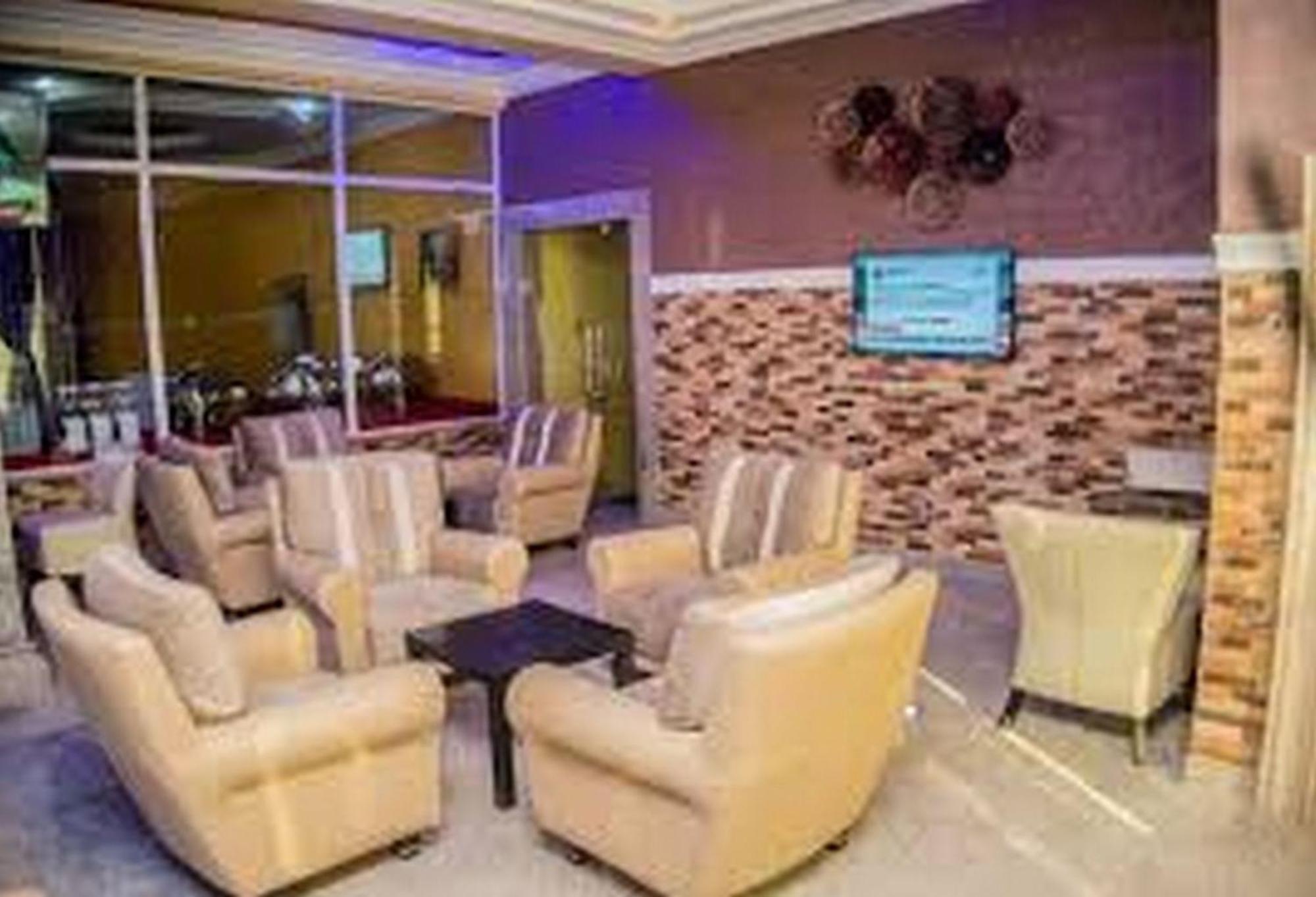 Room In Lodge - Hampton Towers Spa Asaba Bagian luar foto