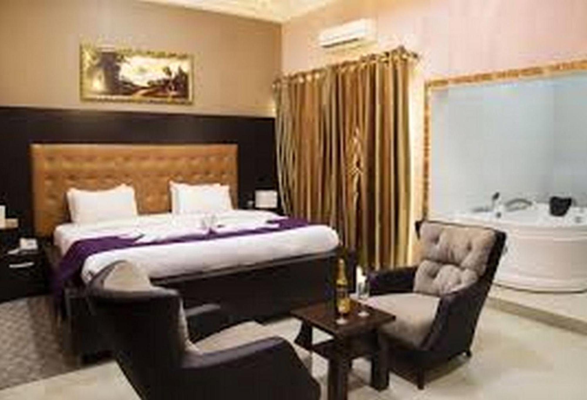 Room In Lodge - Hampton Towers Spa Asaba Bagian luar foto