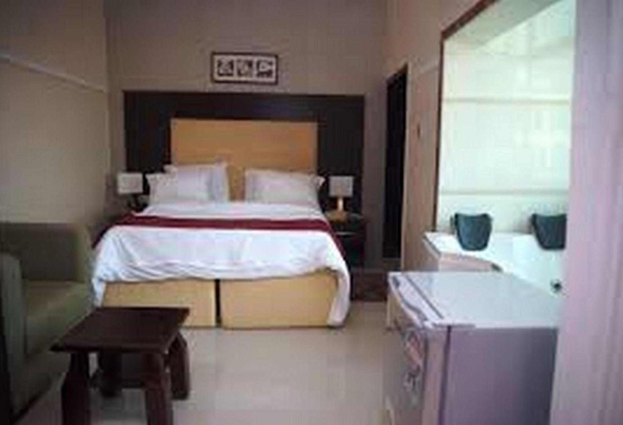 Room In Lodge - Hampton Towers Spa Asaba Bagian luar foto