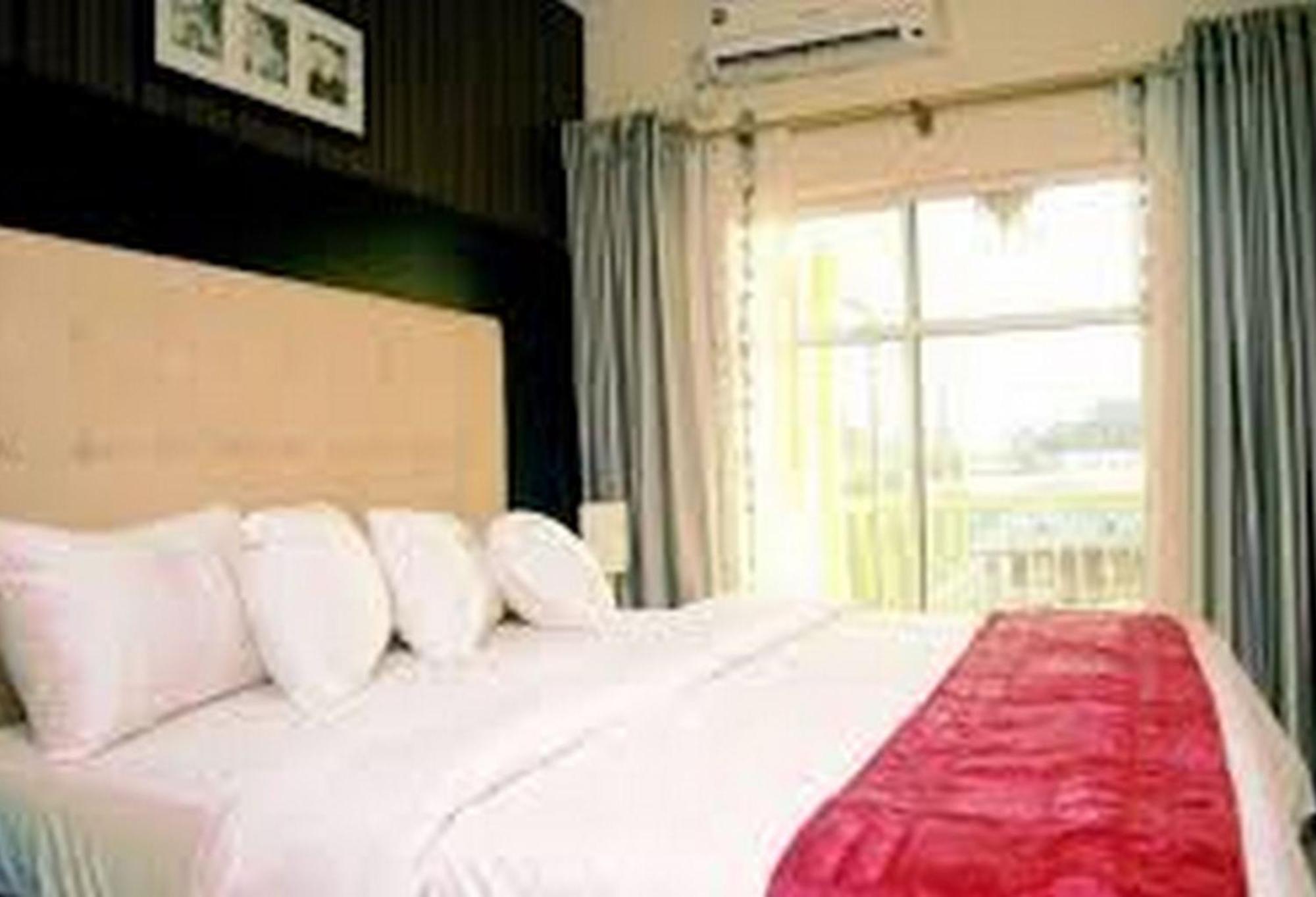 Room In Lodge - Hampton Towers Spa Asaba Bagian luar foto