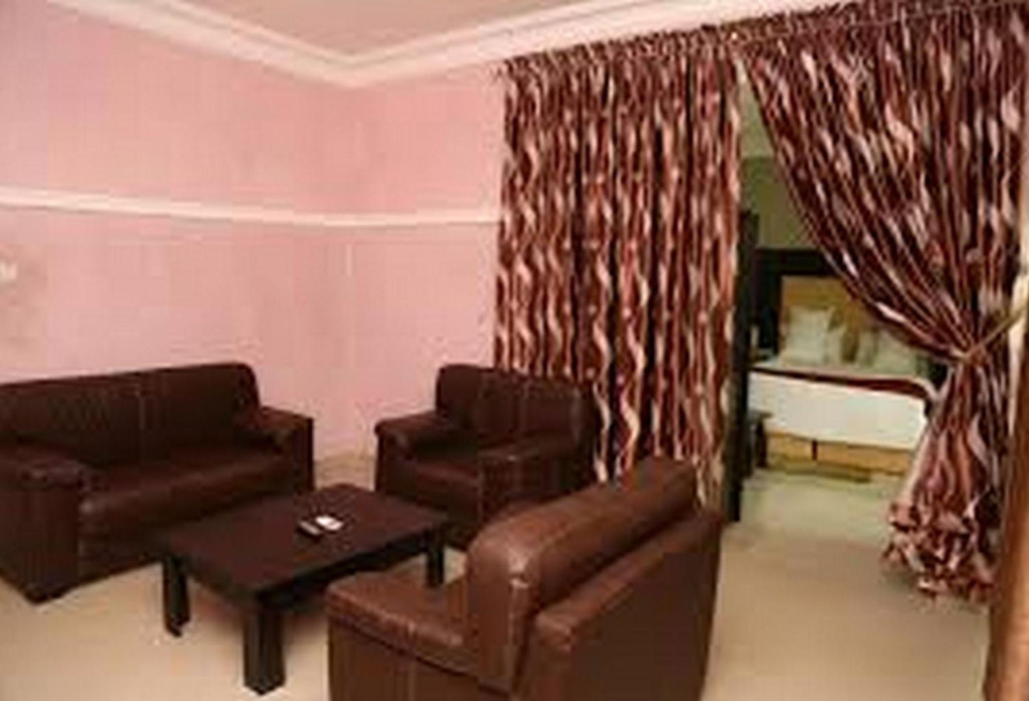 Room In Lodge - Hampton Towers Spa Asaba Bagian luar foto
