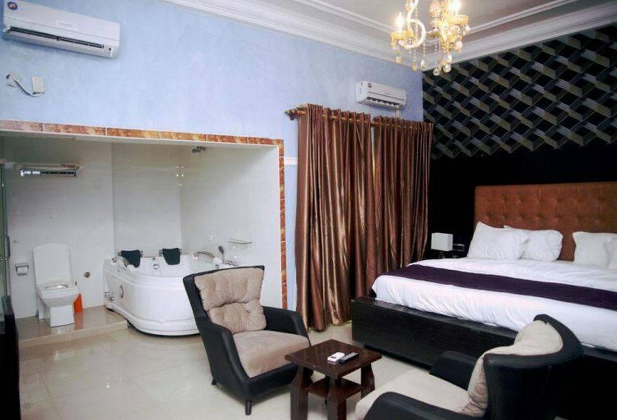 Room In Lodge - Hampton Towers Spa Asaba Bagian luar foto