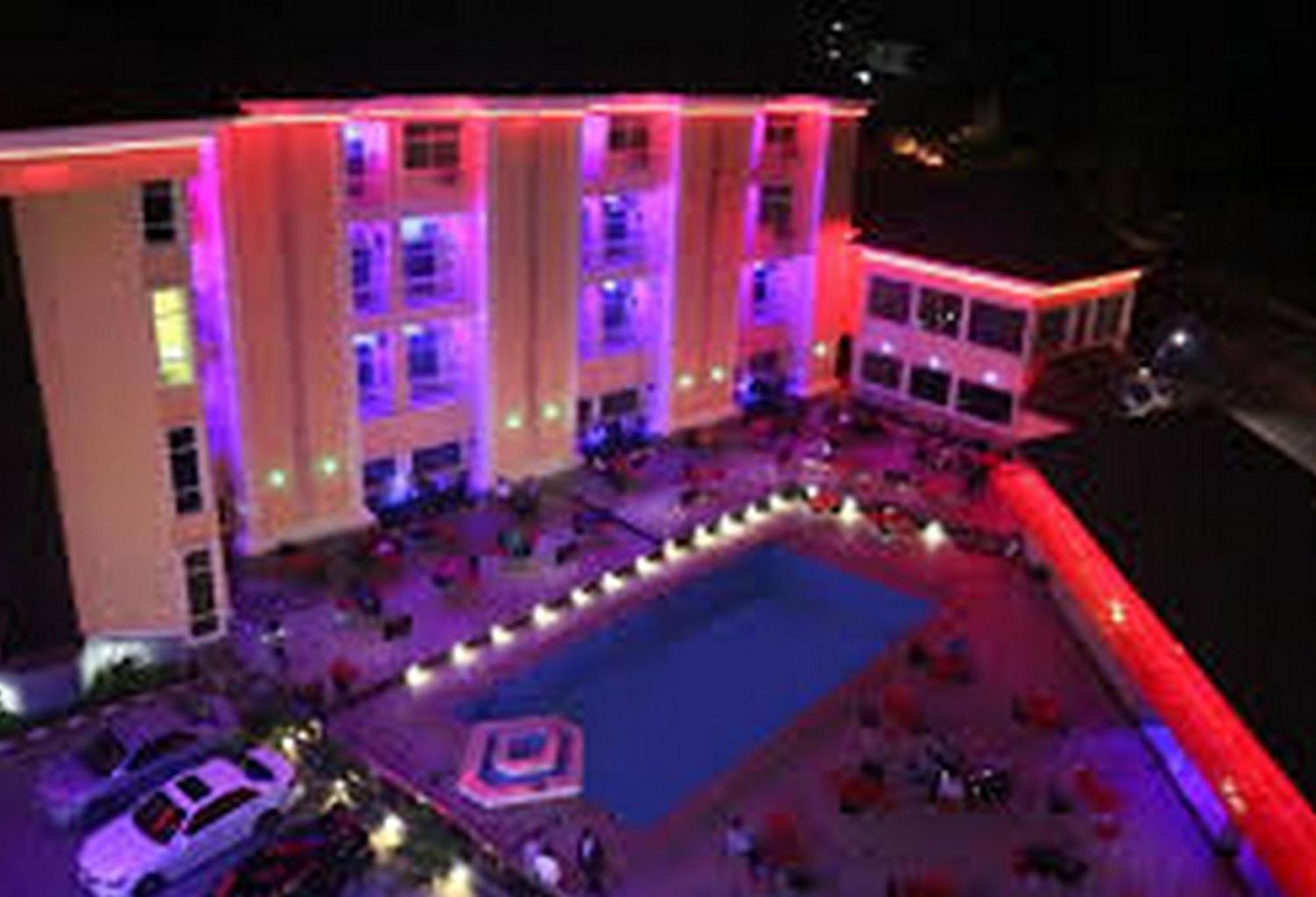 Room In Lodge - Hampton Towers Spa Asaba Bagian luar foto