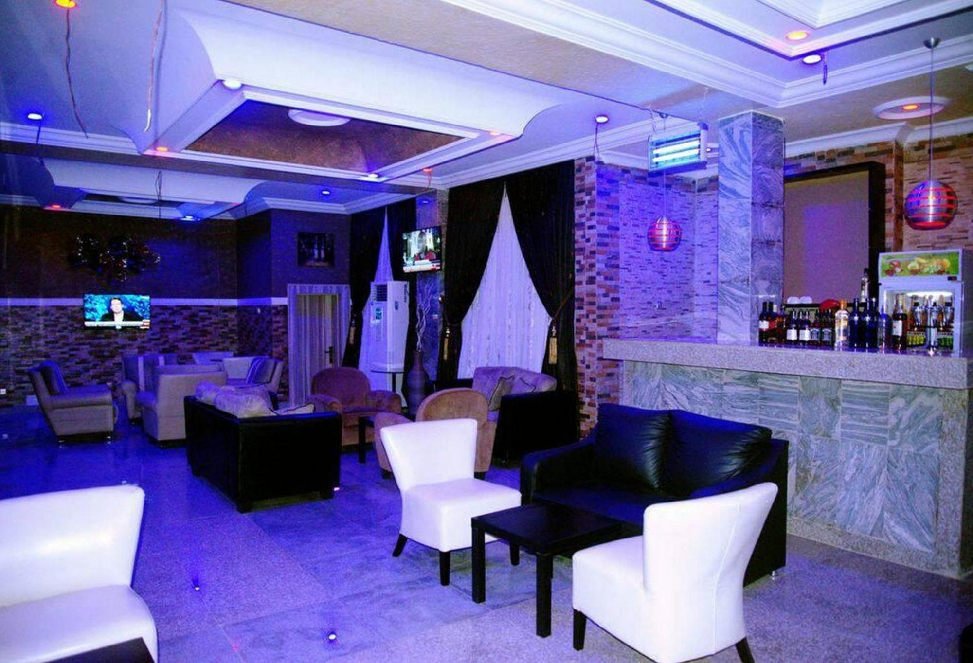 Room In Lodge - Hampton Towers Spa Asaba Bagian luar foto