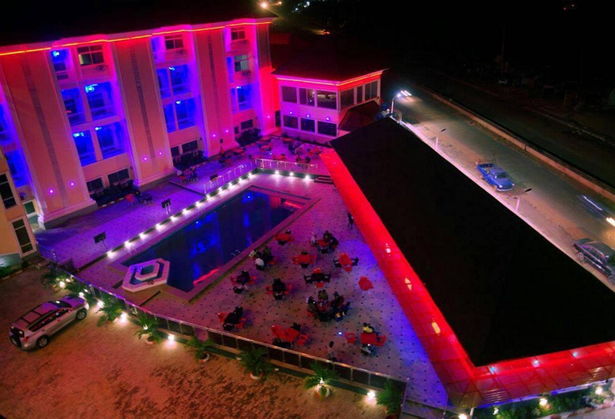 Room In Lodge - Hampton Towers Spa Asaba Bagian luar foto