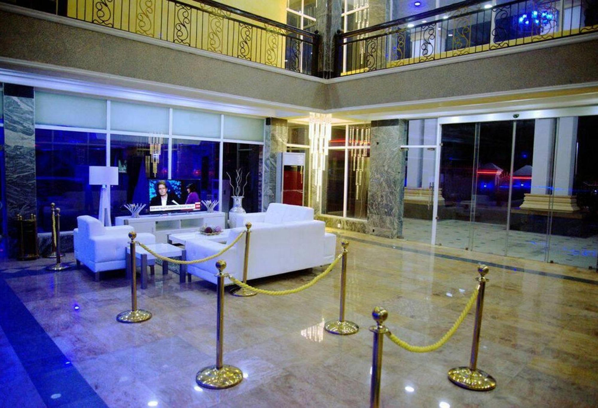 Room In Lodge - Hampton Towers Spa Asaba Bagian luar foto