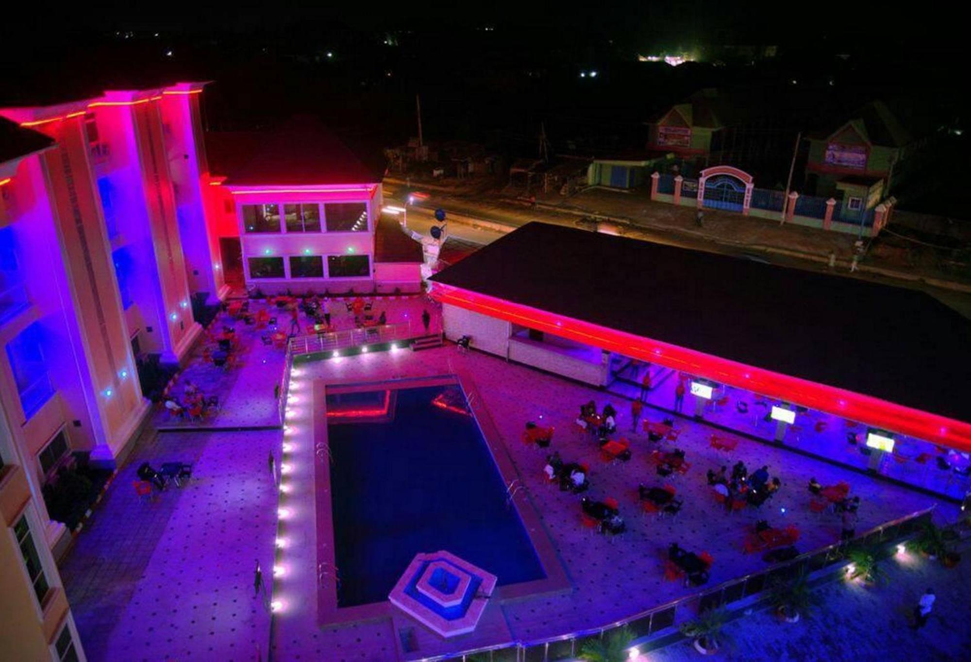 Room In Lodge - Hampton Towers Spa Asaba Bagian luar foto