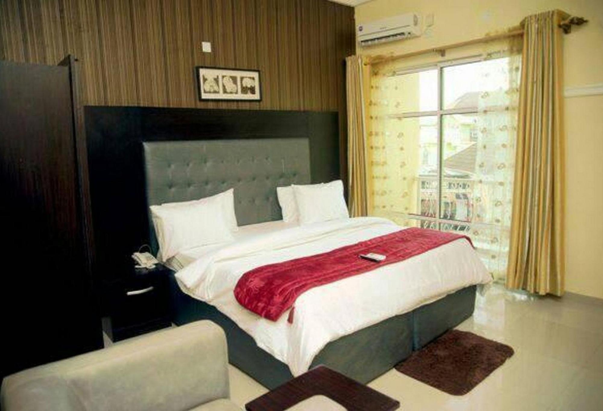 Room In Lodge - Hampton Towers Spa Asaba Bagian luar foto