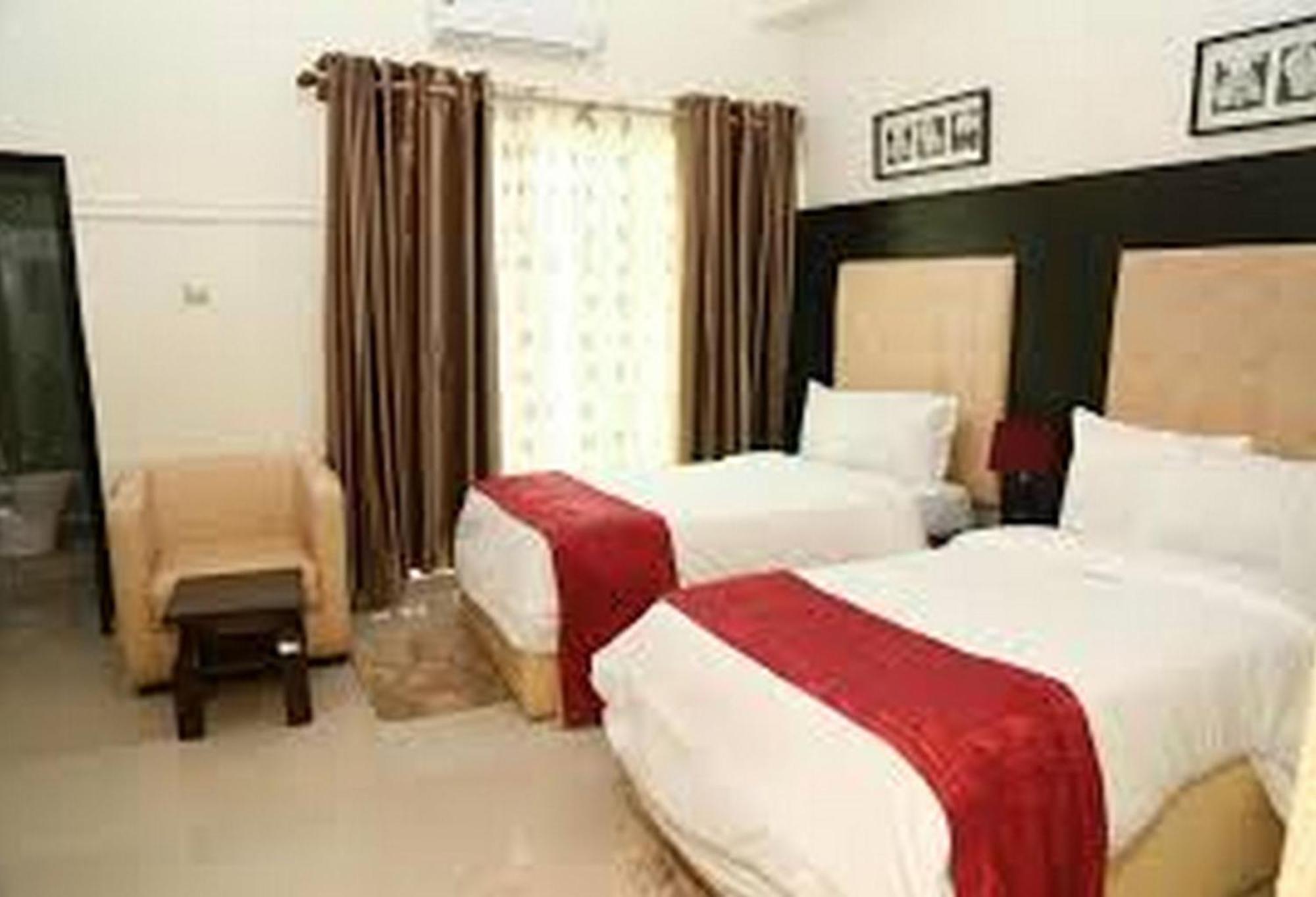 Room In Lodge - Hampton Towers Spa Asaba Bagian luar foto