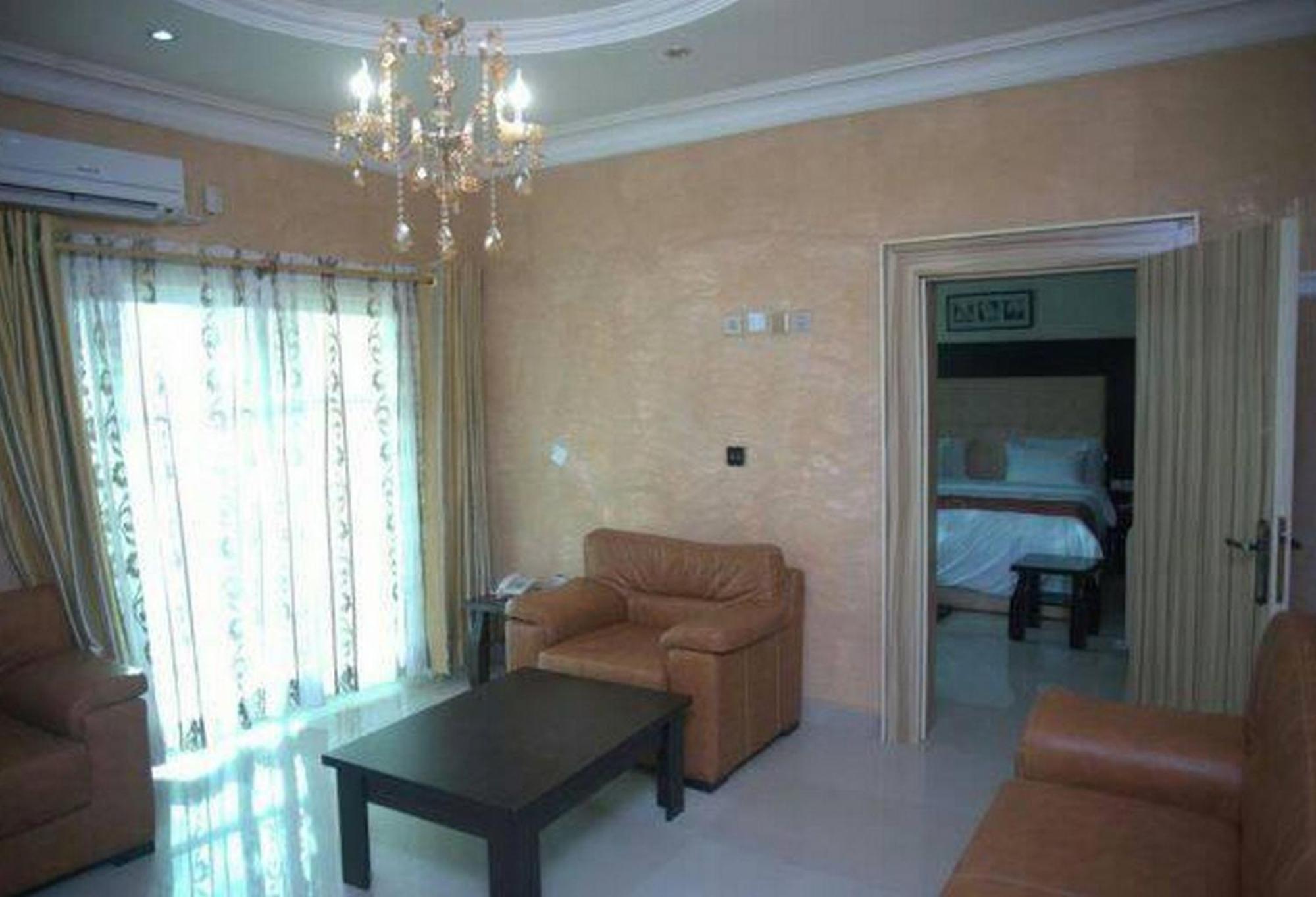 Room In Lodge - Hampton Towers Spa Asaba Bagian luar foto