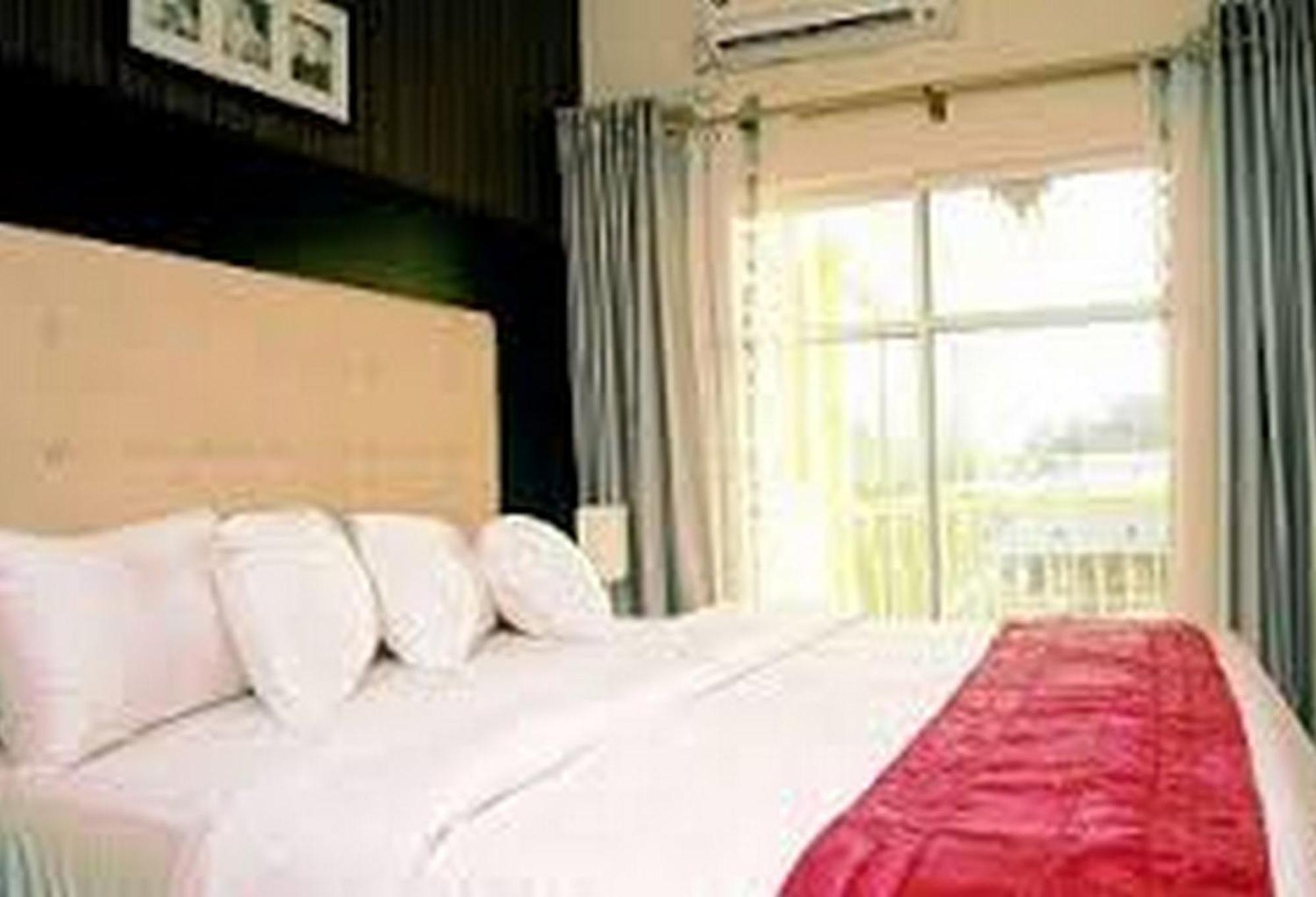Room In Lodge - Hampton Towers Spa Asaba Bagian luar foto